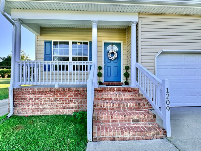 Foto del edificio - READY NOW!! Spacious 4-Bedroom Home w/Fenc...