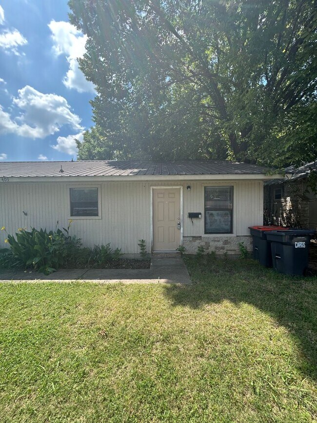 Building Photo - 409 W Johnson Ave