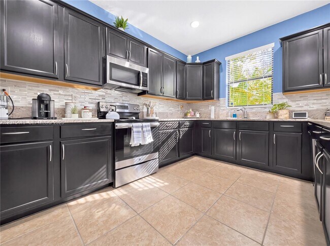 Building Photo - 4276 SW 166th Ct