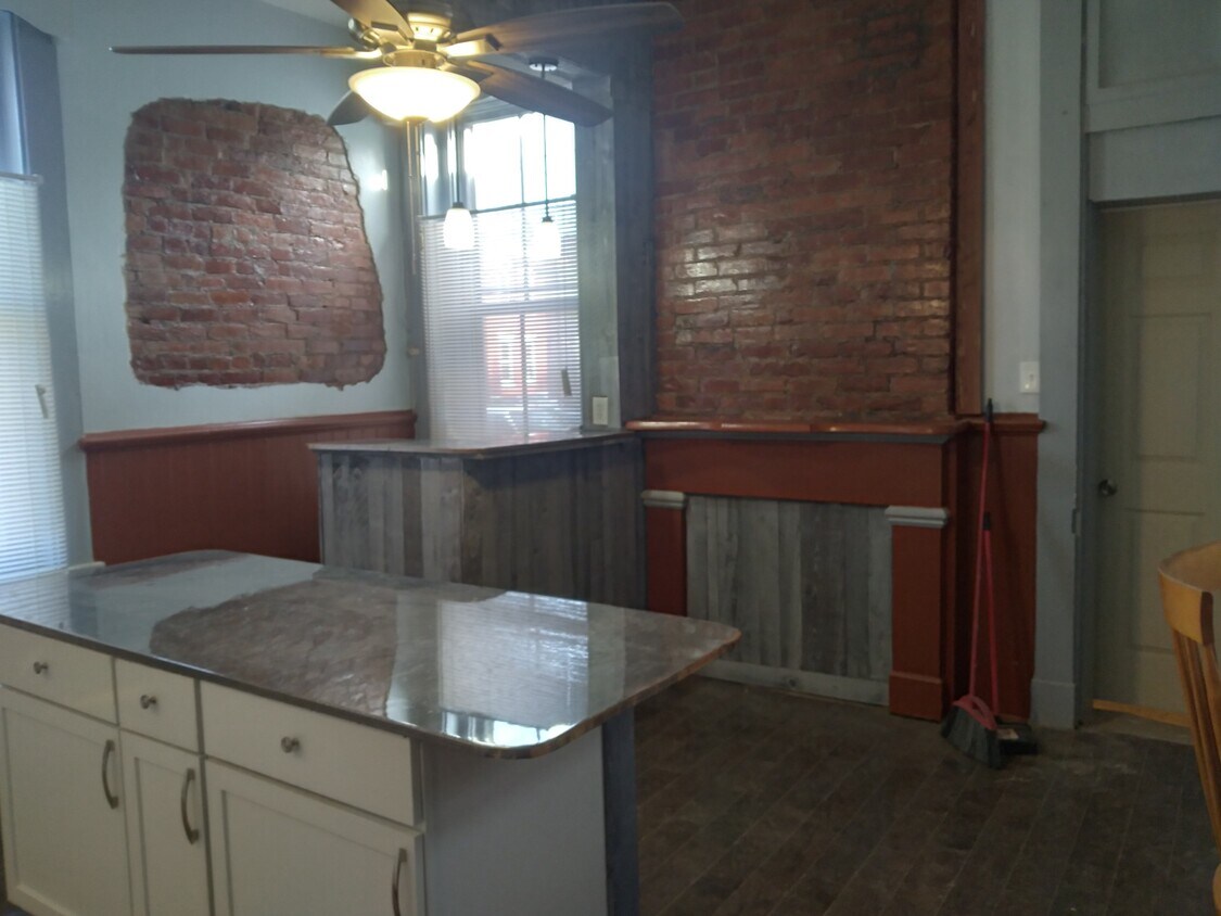 Primary Photo - 904 Main St
