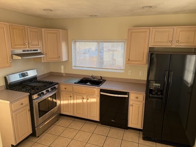 Building Photo - 16 Carlson Ave