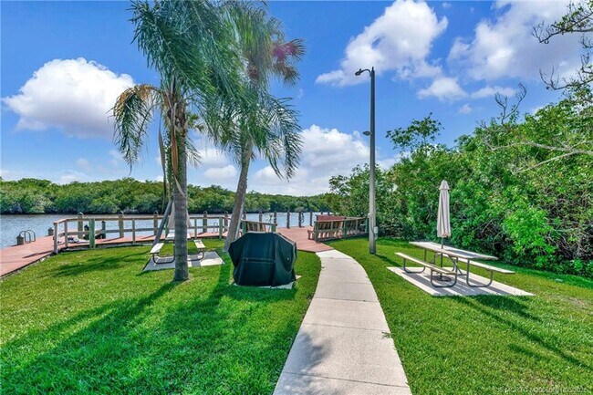 Foto del edificio - 480 SW South River Dr