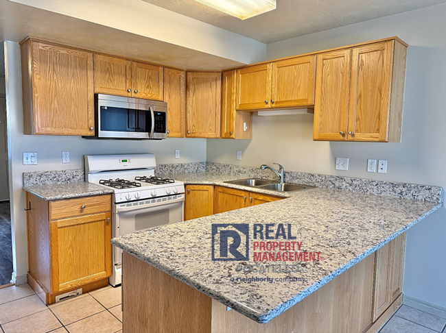 Building Photo - 2 Bed 1.5 Bath Town Home