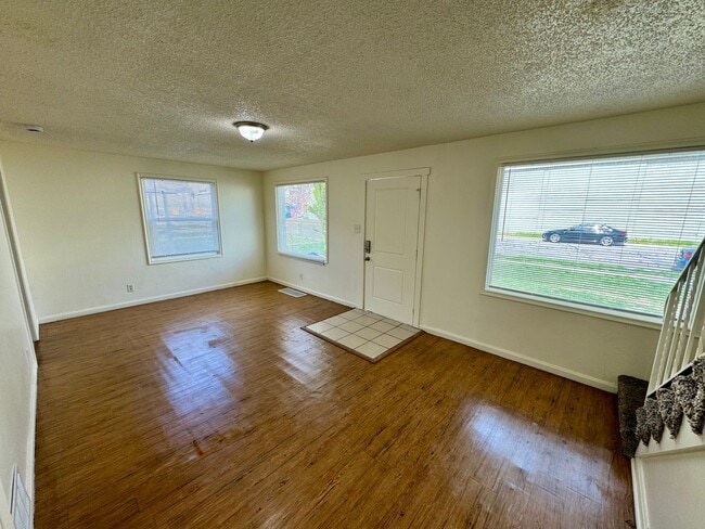 Building Photo - Remodeled 3 Bed 1 Bath in quiet Neighborhood!
