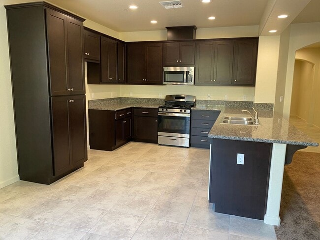 Foto del edificio - NEWER 3 Bedroom 2 Bath Home For Rent in Gated Community