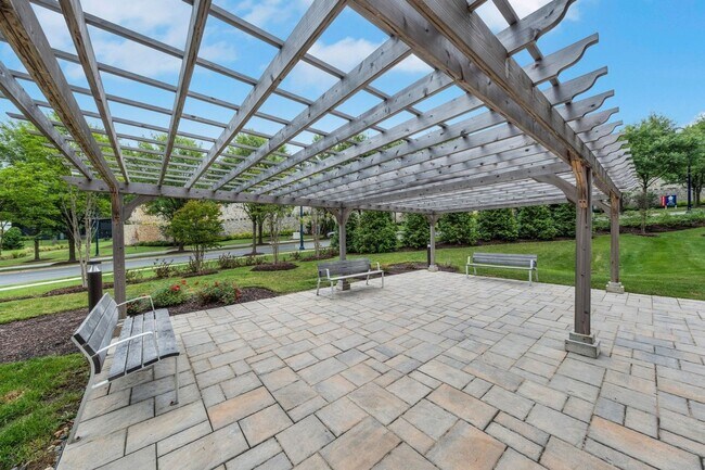 Building Photo - Charming 2BR Condo in National Harbor