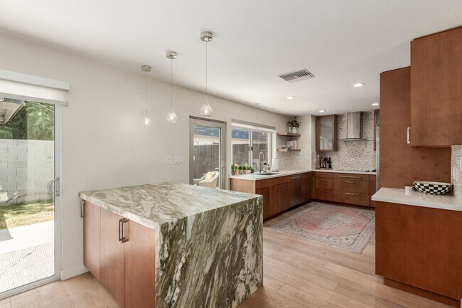Foto del edificio - 3160 E Hazelwood St