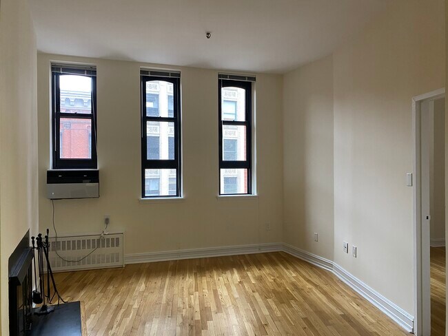 Foto del edificio - 45 E 9th St