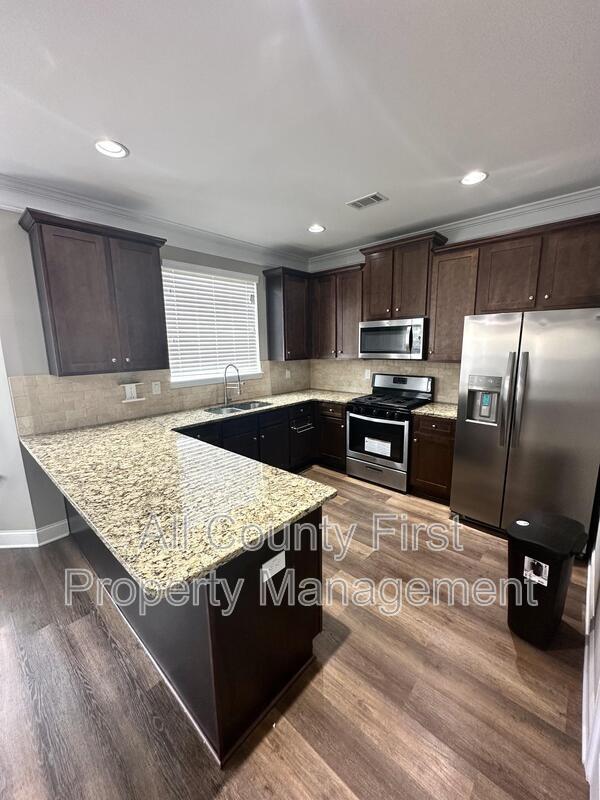 Foto del edificio - 553 Sprayberry Dr