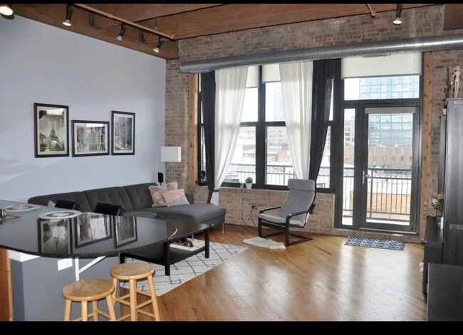 Building Photo - 1040 W Adams St