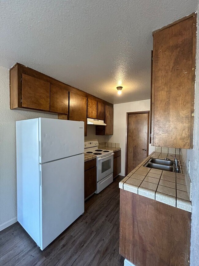 Building Photo - 2 Bed, 1.5 Bathroom Apartment