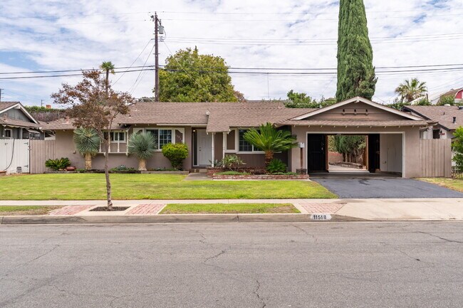 Foto del edificio - Charming Updated Home With Drive-Through Garage Access