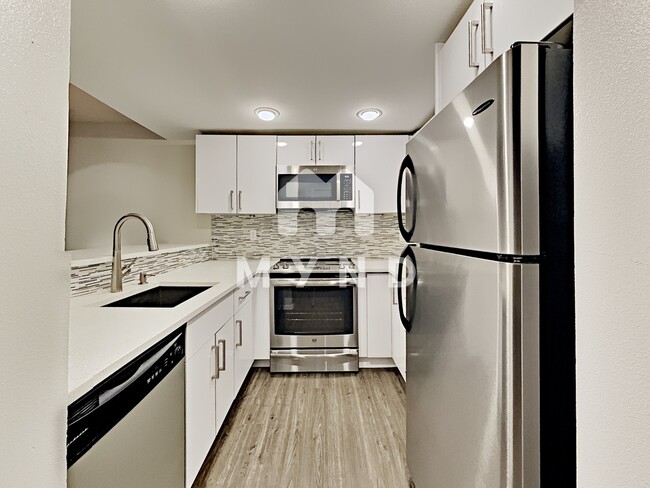 Foto del edificio - 13717 Linden Ave N Apt 221