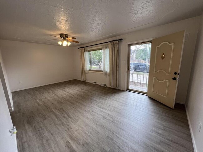 Building Photo - 700 Cottonwood Dr