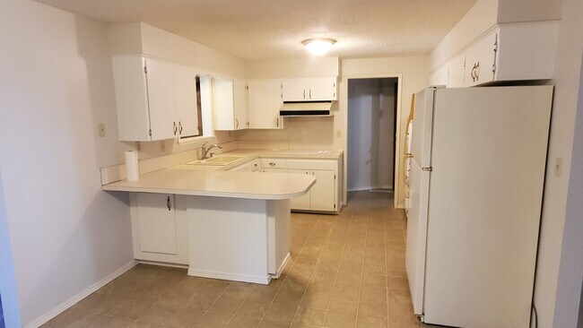 Foto del edificio - Large 4 bedroom Rambler House in Central E...