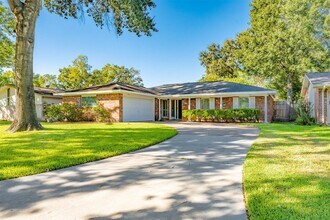 Building Photo - 9330 Meadowbriar Ln