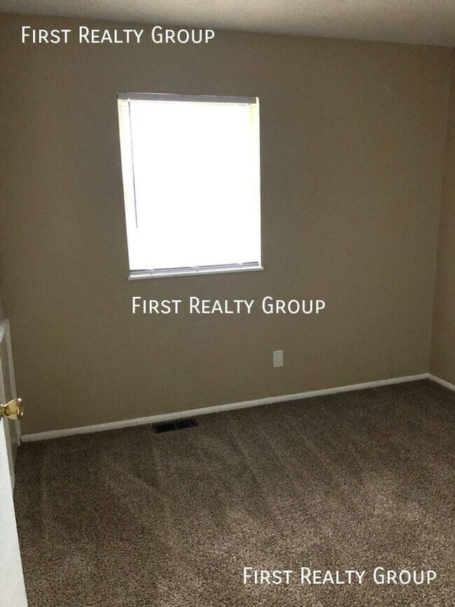 Building Photo - 2 Bedroom Townhouse, Move In Ready, No App...