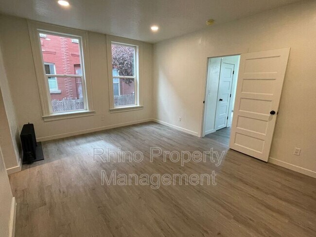 Foto del edificio - 376 E Broadway