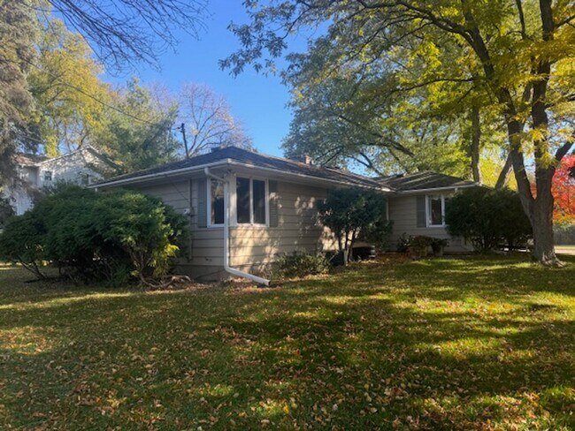 Building Photo - Amazing Home Next to Interlachen Golf Cour...