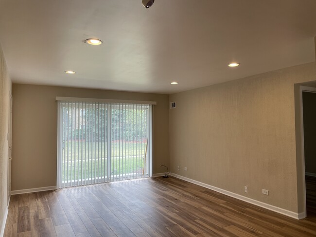 Building Photo - 9437 Bay Colony Dr