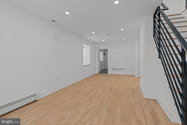 Building Photo - 122 E Richardson Ave