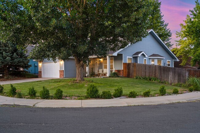 Building Photo - Stylish living in this modern 3 bed 2 bath...