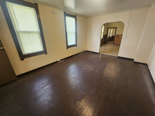 Building Photo - Charming 3-Bedroom Unit in Prime Location