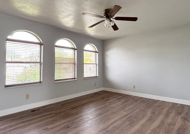 Building Photo - Cozy Home with New Paint & Flooring!
