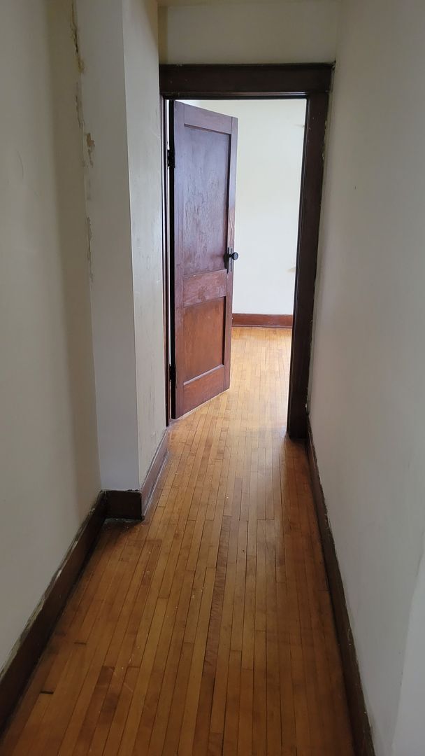 Building Photo - 2 bedroom/1 Bath duplex with large yard