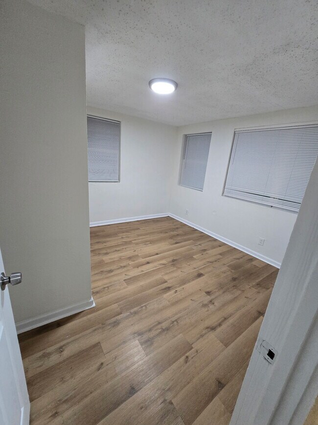 Foto del edificio - 1347 W 26th St