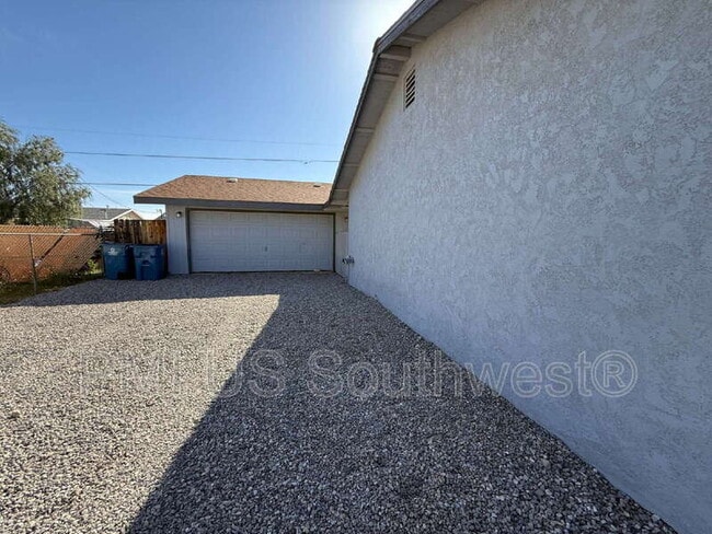 Building Photo - 664 Honeysuckle Rd