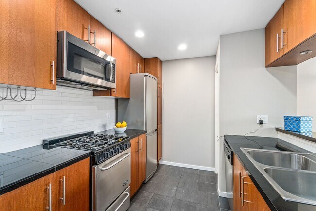 Foto del edificio - 2721 1st Ave