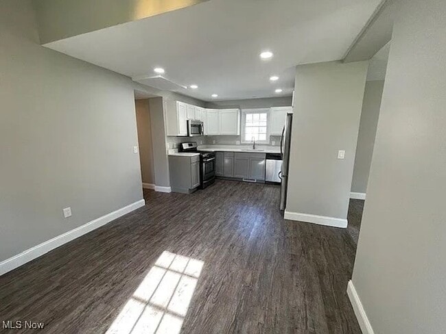 Building Photo - Charming 3 Bedroom 2 Bath House in Lorain- First Month Rent Half Off!!