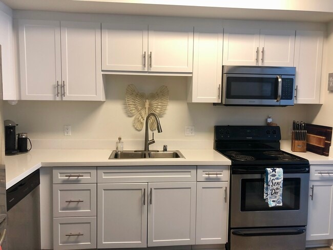 Building Photo - 12656 Bluff Creek Dr