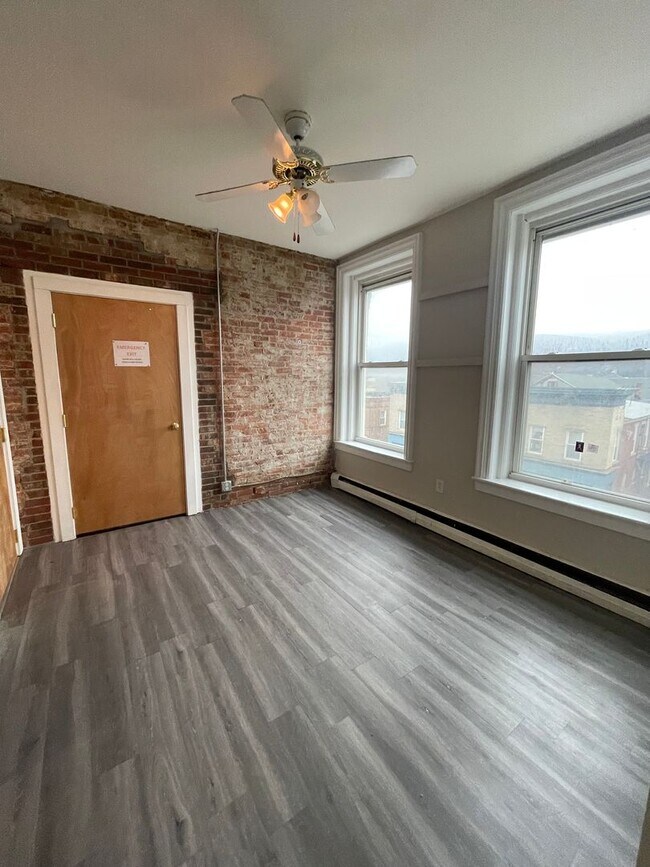 Foto del edificio - Bright & Spacious 2-Bedroom in Downtown Adams – $1,450/month