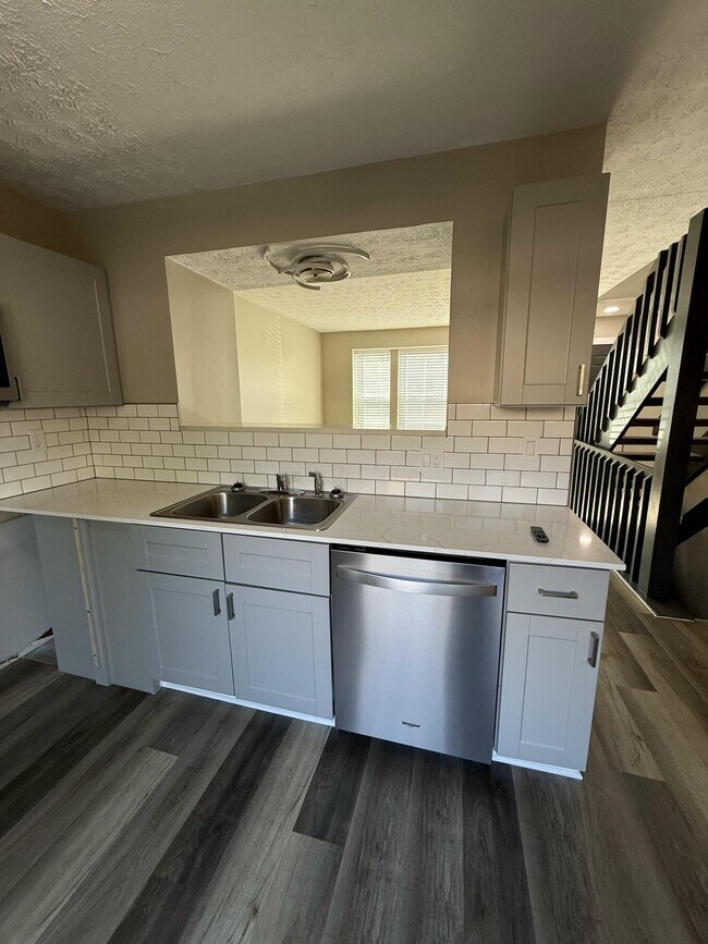 Foto del edificio - 7806 Barkwood Dr