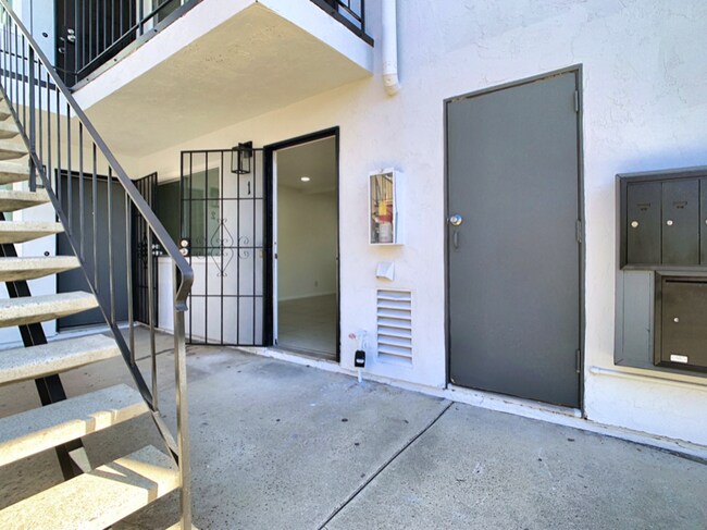 Building Photo - 1496 Oakdale Ave