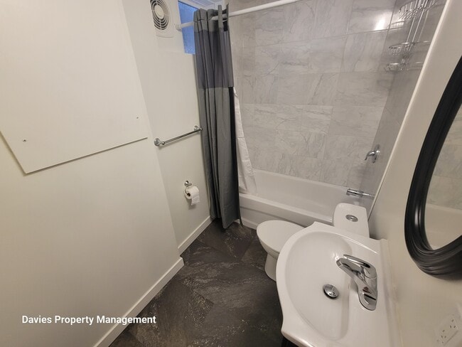 Building Photo - 9623-9652 52 St NW