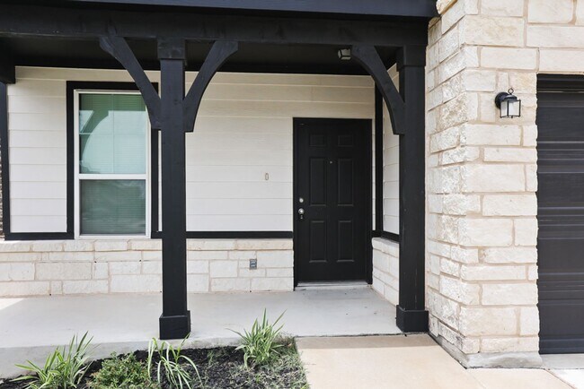 Building Photo - Charming Home Awaits: Spacious & Modern Li...