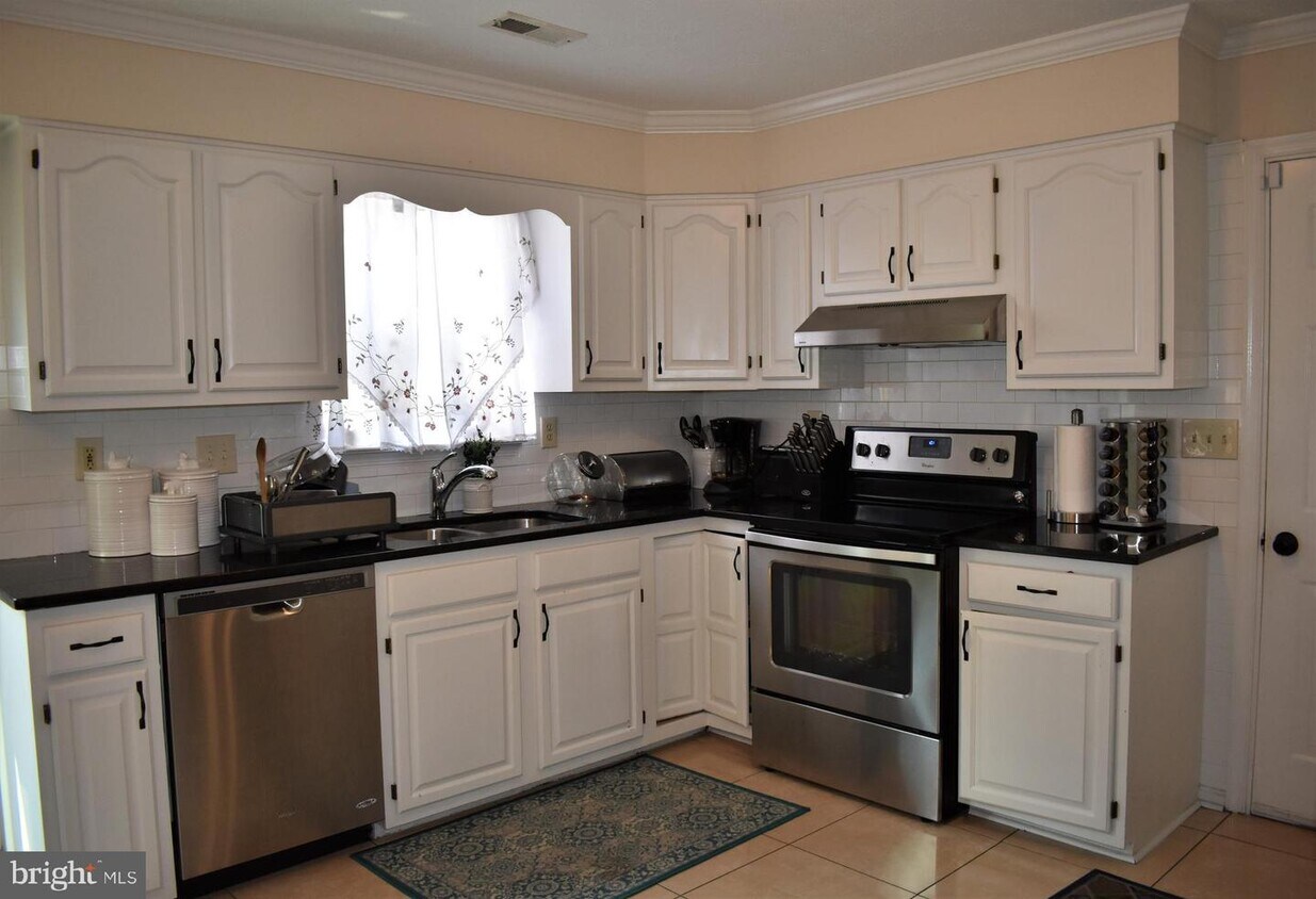 Foto principal - 10709 Blackstone Ave