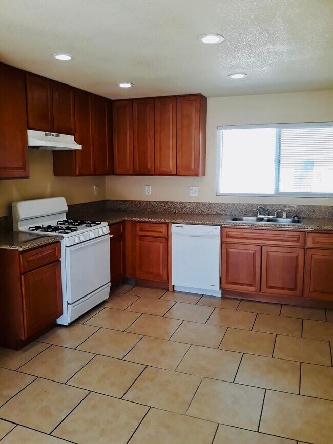 Foto del edificio - 8724 California City Blvd