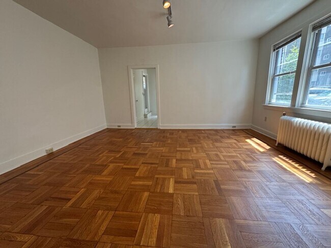 Foto del edificio - Available August 1, 2026; Lease will end J...