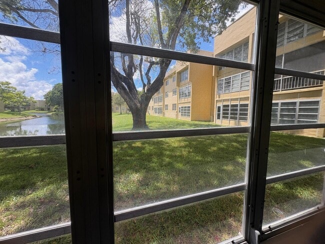 Foto del edificio - 6001 NW 61st Ave
