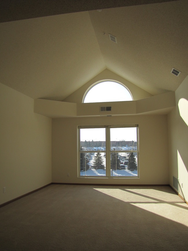 1BR 3rd Floor w/vaulted ceiling - Crown Villa Apartments