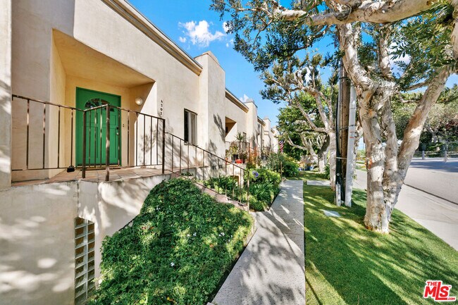 Building Photo - 6502 Dume Dr