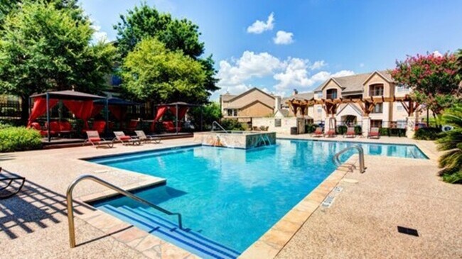 Foto del edificio - 700 Louis Henna Blvd