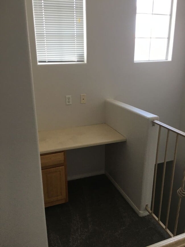 Building Photo - 2 bedroom 2 bath with 1 car garage and fir...