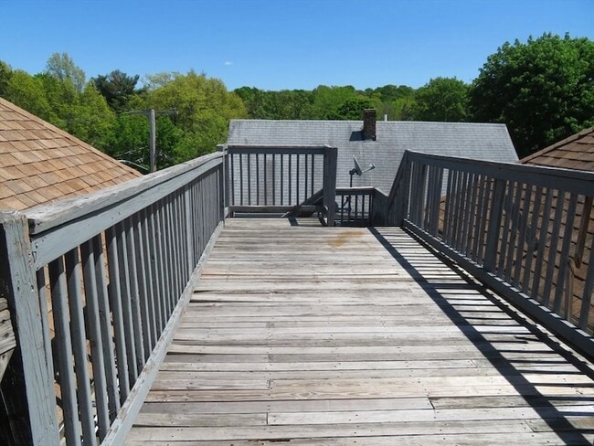 Building Photo - 1072 River St