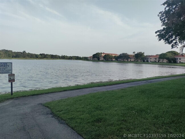 Building Photo - 2852 Carambola Cir S