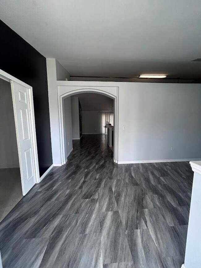 Building Photo - 4 Bed Plus Den Pool Home